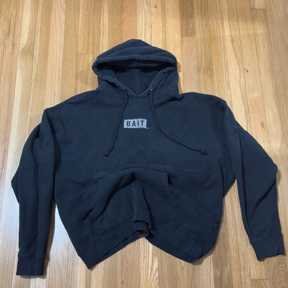 Black Cropped Hoodie Sweater with Modern Streetwear Style
